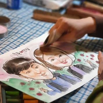 (로비) 특징을 콕콕! 우리가족 단 하나뿐인 캐리커쳐를 그려드립니다 이미지