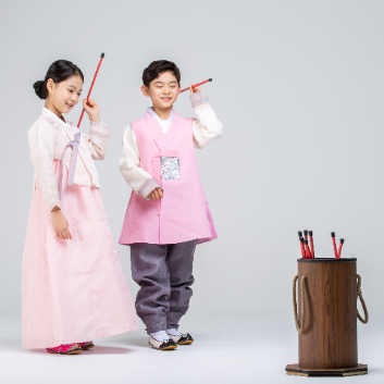 추석에 즐기는 전통 놀이 '종이로 만드는 투호 화살' 이미지